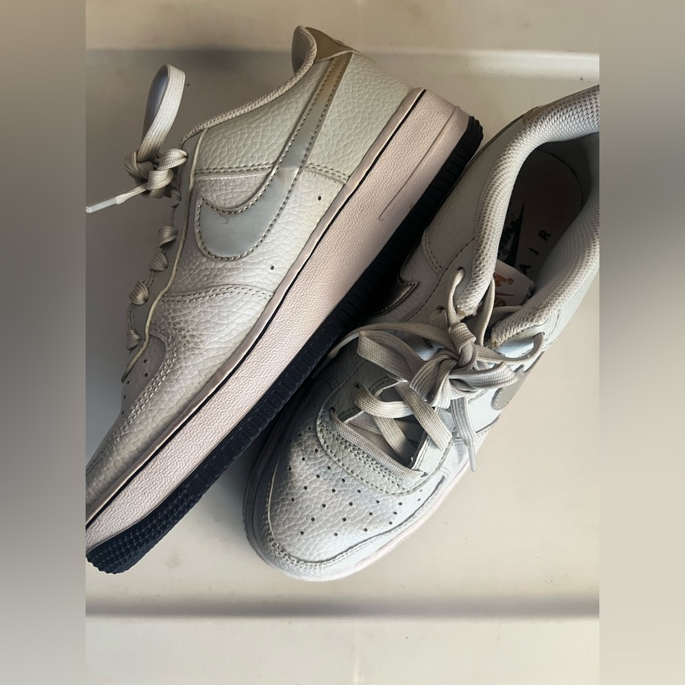 Used youth Nike Air Force 1 Low sneakers in white and pure platinum leather.